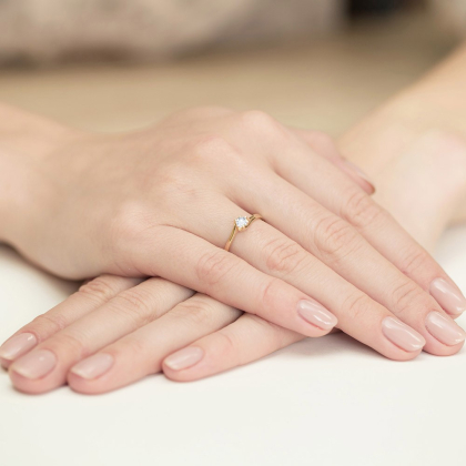 Klasyczny Pierścionek zaręczynowy z Brylantem 0,10ct ze złota próby 585. W-0163/10